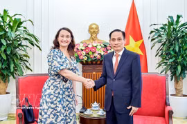Minister of Foreign Affairs Le Hoai Trung (right) receives Uruguayan Deputy Foreign Minister Valeria Csukasi Cabrera on August 17 (Photo: VNA)
