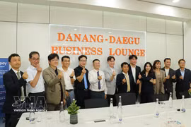 Participants pose for a photo at the launch of the Daegu innovation space in Da Nang city. (Photo: VNA)
