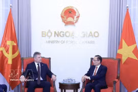 Politburo member and Minister of Foreign Affairs Le Hoai Trung (R) receives visiting Chairman of the Communist Party of Bohemia and Moravia (KSCM) Roman Roun in Hanoi on August 18 (Photo: VNA)