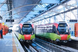 Trains on the elevated section of the Cau Giay – Nhon route in Hanoi provide convenient transportation for local residents. (Photo: VNA)
