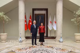 Vietnamese Ambassador to Türkiye Dang Thi Thu Ha and Bursa Governor Erol Ayyildiz. (Photo: VNA)