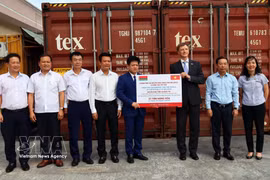 Belarusian Deputy Ambassador to Vietnam Oleg Shloma (third, right) hands over the token of aid supplies to Vice Chairman of the People's Committee of Quang Tri province Le Van Bao. (Photo: VNA)