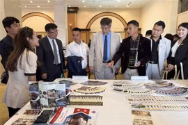 Korean businesses and partners visit an exhibition showcasing Lam Dong province's typical products. (Photo: VNA)