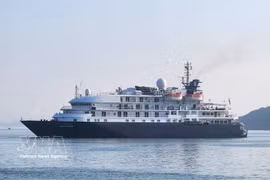 International cruise ship NOBLE CALEDONIA – ISLAND SKY docks at Quy Nhon Port, Gia Lai province, on March 27, 2026. (Photo: VNA) 