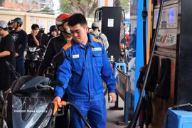 People buy petrol at a station in Hanoi (Photo: VNA)