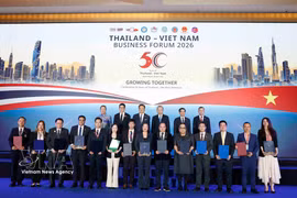 General Secretary of the Communist Party of Vietnam Central Committee and State President To Lam and Thai Prime Minister Anutin Charnvirakul witness the exchange of cooperation agreements between businesses from the two countries. (Photo: VNA)