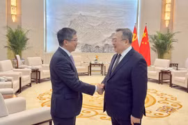 Vietnamese Ambassador to China Pham Thanh Binh (L) and Liu Jianchao, head of the International Department of the Communist Party of China Central Committee at their meeting in Beijing on February 18 (Photo: VNA)