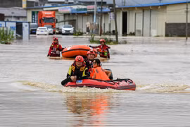 Rescuers evacuate residents from flood-hit areas in Nanning, the Guangxi Zhuang Autonomous Region, China, on July 6, 2026 (Photo: Xinhua/VNA)
