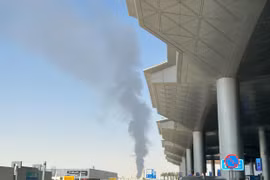  Black smoke is seen rising near King Khalid International Airport in Riyadh, Saudi Arabia on September 19 (Photo: XINHUA/VNA)