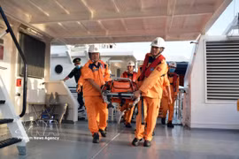 The foreign sailor suspected of gas poisoning is transported ashore for medical treatment. (Photo: VNA.) 