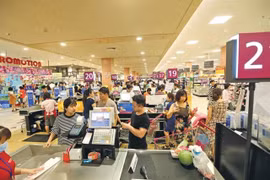 Shoppers at Aeon Mall Long Bien, Hanoi. (Photo: VNA)