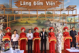 Delegates perform the ribbon-cutting ceremony to mark the soft opening of the Vietnamese pottery village in Da Nang’s Ba Na ward on June 16, 2026. (Photo: VNA)
