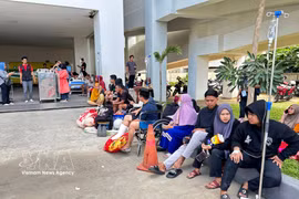 Patients evacuate from a hospital after an earthquake on Sulawesi Island, Indonesia, on June 16, 2026 (Photo: XINHUA/VNA)