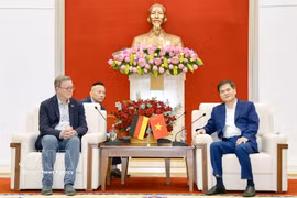 Chairman of the People's Committee of Quang Ninh Bui Van Khang (R) receives Vice President of the German Bundestag Bodo Ramelow (Photo: VNA)