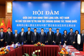 Delegates at the talks between Deputy Secretary of the Party Committee and Chairman of the People’s Committee of northern Lang Son province Nguyen Canh Toan and Wei Tao, Deputy Secretary of the Party Committee and Chairman of the Guangxi Zhuang Autonomous Region (China) (Photo: VNA)