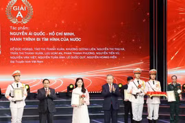 Party General Secretary To Lam and Prime Minister Pham Minh Chinh present Prize A at the Golden Sickle and Hammer Awards presentation ceremony in Hanoi on February 3, 2026. (Photo: VNA)