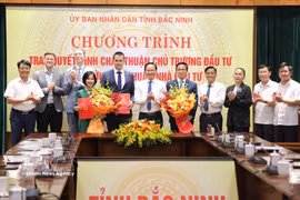 The People's Committee of Bac Ninh province hands over investment policy approval decisions, along with investor approvals, for SD Son Dong Wind Power Plant and the Bac Giang 2 Wind Power Plant projects. (Photo: VNA)