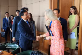 Deputy PM Nguyen Van Thang (L) meets with WTO Deputy Director-General Jennifer DJ Nordquist (Photo: VNA)