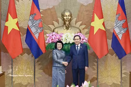 National Assembly Chairman Tran Thanh Man (R) welcomes President of the National Assembly of Cambodia Samdech Khuon Sudary in Hanoi on July 28. (Photo: VNA)