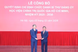 Tran Cam Tu (R), Politburo member, permanent member of the Party Central Committee’s Secretariat, and Secretary of the Party Committee of Central Party Agencies, on February 2 presents a decision of the Standing Board of the Party Committee of the Central Party Agencies appointing Doan Minh Huan, Politburo member, Standing Deputy Secretary and Director of the Ho Chi Minh National Academy of Politics, as Secretary of the Academy’s Party Committee. (Photo: VNA)
