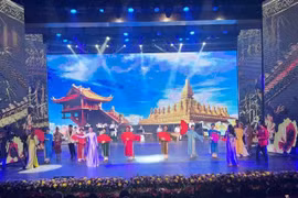 Vietnamese and Lao artists present performances honouring the great friendship, special solidarity, and comprehensive cooperation between the two countries (Photo: VNA)