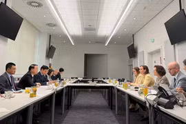 The meeting between Vietnamese Deputy Minister of Finance Nguyen Duc Chi and Mariana Kuhnel, Executive Director of the Austrian Financial Market Authority (FMA), in Vienna on September 15. (Photo courtesy of the State Securities Commission of Vietnam)