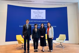 Vietnamese Consul General in Hong Kong Le Duc Hanh (second, left) and other delegates at the seminar (Photo: VNA)