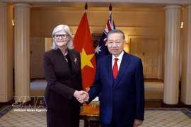 Party General Secretary and President To Lam (R) and Australian Governor-General Sam Mostyn at the official welcome ceremony. (Photo: VNA)