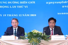 Vietnamese Minister of Justice Nguyen Hai Ninh (L) and his Lao counterpart Phayvy Sibualipha co-chair the 6th expanded judicial conference of Vietnamese and Lao border provinces in Vientiane on December 19. (Photo: VNA)
