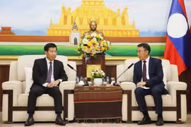Acting Head of the Lao People's Revolutionary Party Central Committee (LPRPCC) Commission for External Relations Bounlua Phandanouvong receives Vietnamese Deputy Minister of Foreign Affairs Nguyen Manh Cuong (L) (Photo: VNA)