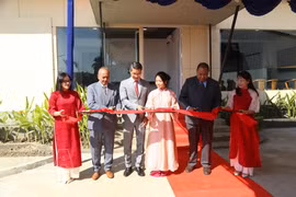 Officials cut the ribbon to inaugurate the working premises of the Vietnamese Embassy in Timor-Leste in the capital city of Dili on July 15. (Photo published by VNA)