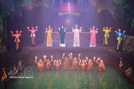 Artists from the Vietnam National Puppetry Theatre deliver emotionally compelling performances that recreate the rich historical legacy of Thang Long–Hanoi. (Photo: VNA)