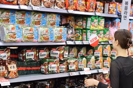 Customers shop for instant noodles at a retail store in Seoul, the Republic of Korea. (Photo: YONHAP/VNA)