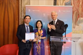 Trinh Thu Huong (C), Director of the WTO Chairs Programme of FTU at the awards ceremony. (Photo: VNA)