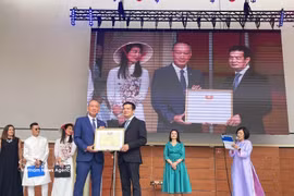 Vietnamese Ambassador to Slovakia Pham Truong Giang presents a certificate of merit from the Central Committee of the Vietnam Fatherland Front to the executive board of the Vietnamese People Association in Slovakia in recognition of its efforts to unite and support the overseas Vietnamese community. (Photo: published by VNA)