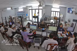 People are conducting administrative procedures at the Hoa Tien commune public service center in Can Tho city. (Photo: VNA)