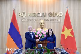 Deputy Minister of Foreign Affairs Le Thi Thu Hang (R) and her Armenian counterpart Mnatsakan Safaryan at the Vietnam – Armenia political consultation in Hanoi on October 27. (Photo: VNA)