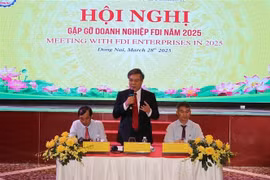 Vice Chairman of the Dong Nai provincial People's Committee Duong Minh Dung replies to FDI enterprises' concerns at the meeting. (Photo: VNA)