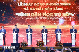 Prime Minister Pham Minh Chinh (third from right) and delegates launch the “Digital literacy for all” movement. (Photo: VNA)