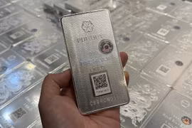 In Vietnam, silver bullion prices even touched 111 million VND (4,200 USD) per kilogramme, reflecting growing interest among individuals and investors. (Photo: vietnamnet.vn)
