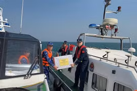 The coast guard forces of Vietnam and China exchange gifts after concluding the joint patrol. (Photo: VNA)