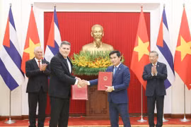 General Secretary of the Communist Party of Vietnam Central Committee To Lam (R, second row) and First Secretary of the Communist Party of Cuba Central Committee and President of Cuba Miguel Díaz-Canel Bermúdez witness exchange of the minutes of the 42nd session of the Vietnam–Cuba Intergovernmental Committee on economic and scientific–technical cooperation. (Photo: VNA)