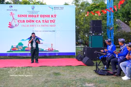 Members of the Don ca tai tu Club under the Tay Ninh Tourism Association perform at a regular event of the club in Binh Minh ward, Tay Ninh province. (Photo: VNA)