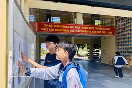 Candidates check their personal information and examination room at the exam site of Ha Tinh High School for the Gifted during 2025 National High School Graduation Examination. (Photo: VNA)