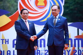 Malaysian Prime Minister Anwar Ibrahim (R) welcomes Prime Minister Pham Minh Chinh. (Photo: VNA)