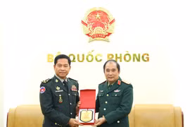 Deputy Chief of the General Staff of the Vietnam People’s Army Sen. Lieut. Gen Phung Sy Tan presents a souvenir to Gen. Phorn Nara, Secretary General of the National Authority for the Prohibition of Chemical, Nuclear, Biological and Radiological Weapons of Cambodia (CBRNE) in Hanoi on December 23 (Photo: qdnd.vn)