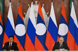 Russian President Vladimir Putin and Laos President Thongloun Sisoulith make statements following their talks. (Photo: en.kremlin.ru)