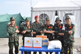 The Vietnamese delegation presents gifts and expresses gratitude for the support provided by Lieutenant Colonel Raul Serrano Chacon during their mission in Venezuela. (Photo: VietnamPlus)