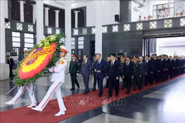 A delegation of the Party Central Committee, led by Party General Secretary To Lam, pays tribute to General Nguyen Quyet. (Photo: VNA)
