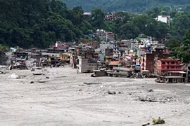Buildings damaged and surrounded by thick layers of mud and debris along the Trishuli River following flash floods in Kathmandu on August 29, 2026 (Photo: ANI/VNA)